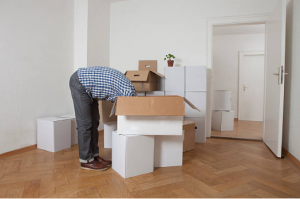 homme dans les cartons de déménagement