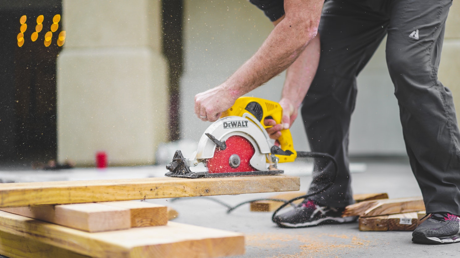 Homme qui fait des travaux de bricolage dans sa maison avec des outils électroportatifs